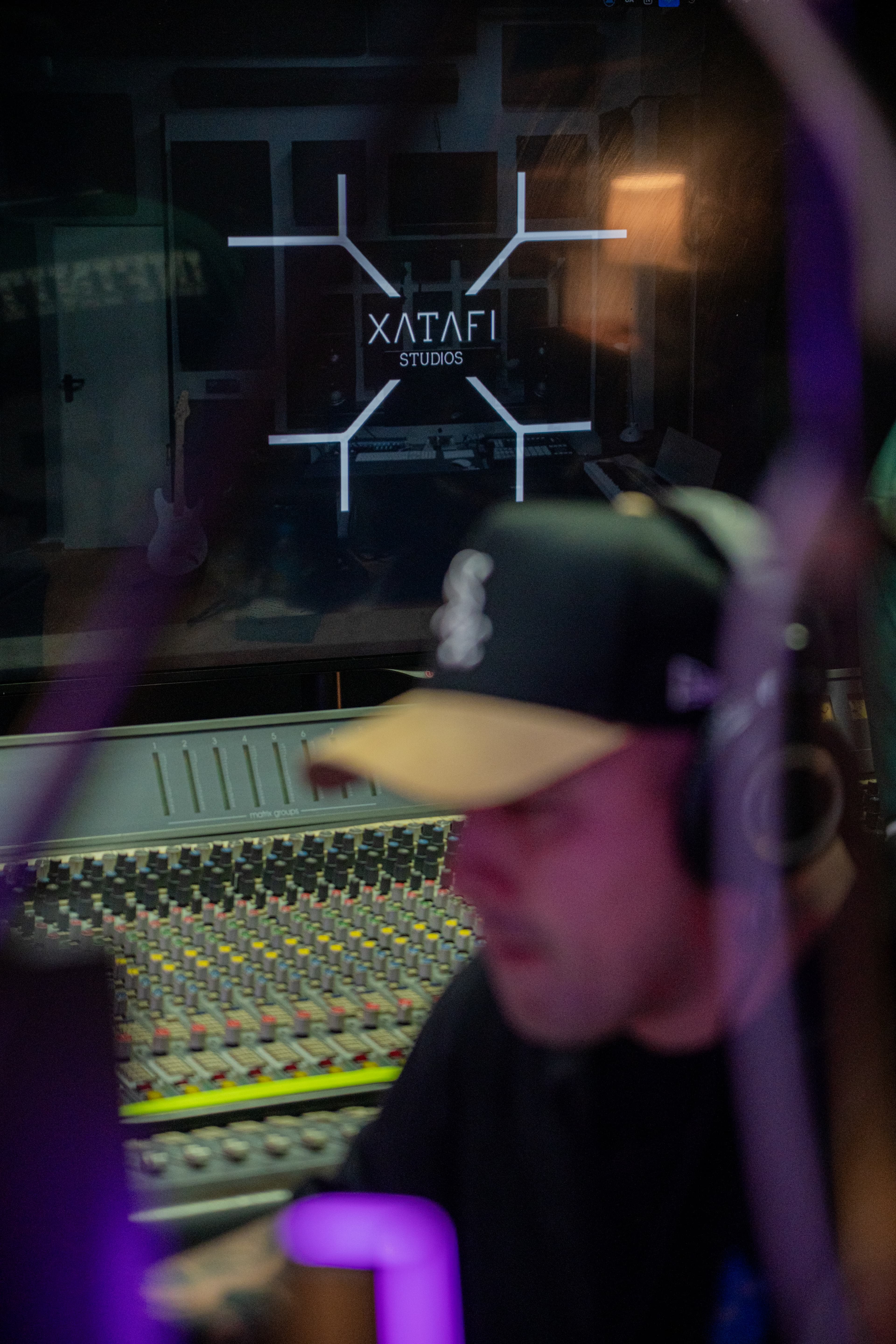Chan El Genio grabando en Xatafi Studios