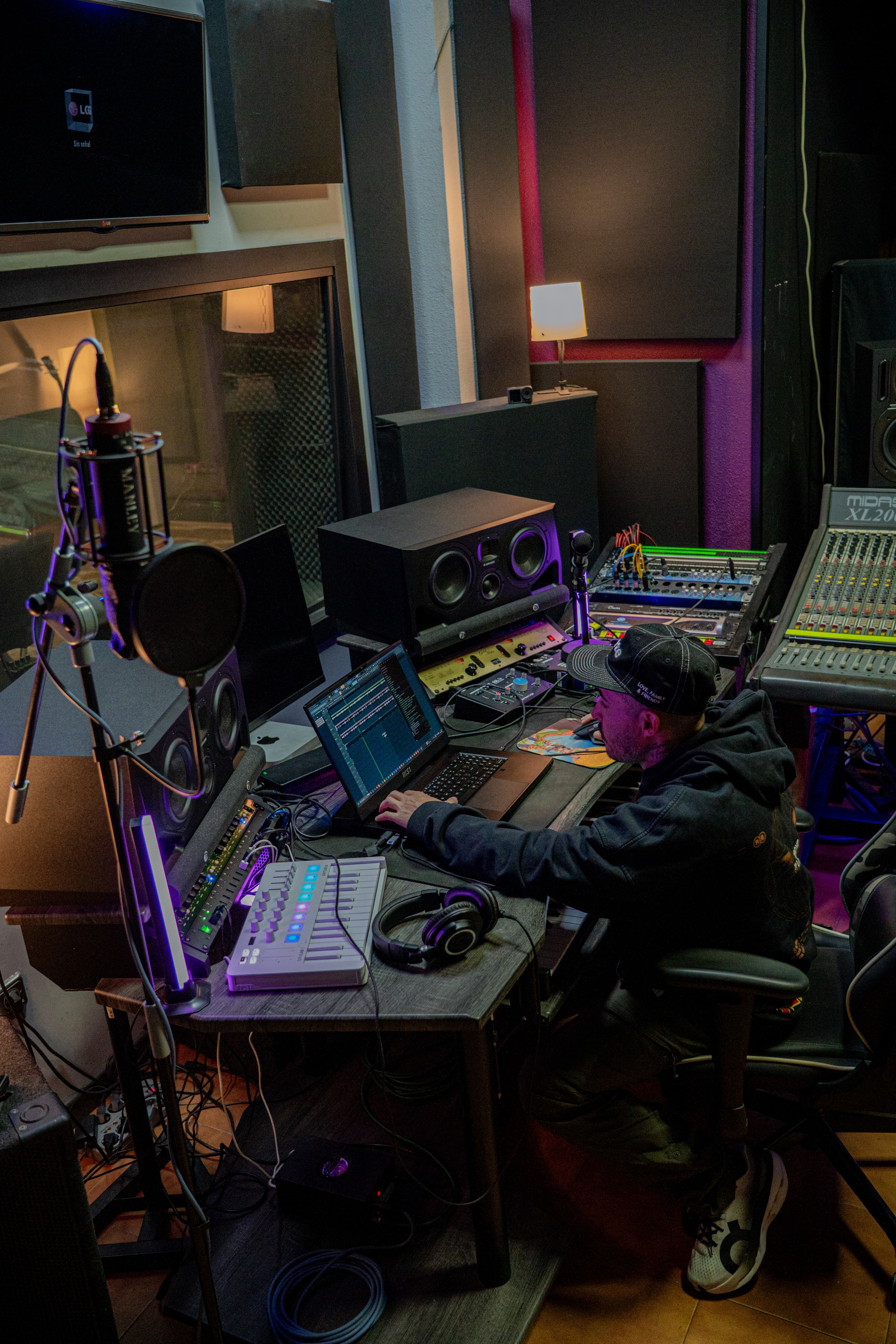 Kevin ADG grabando en Xatafi Studios